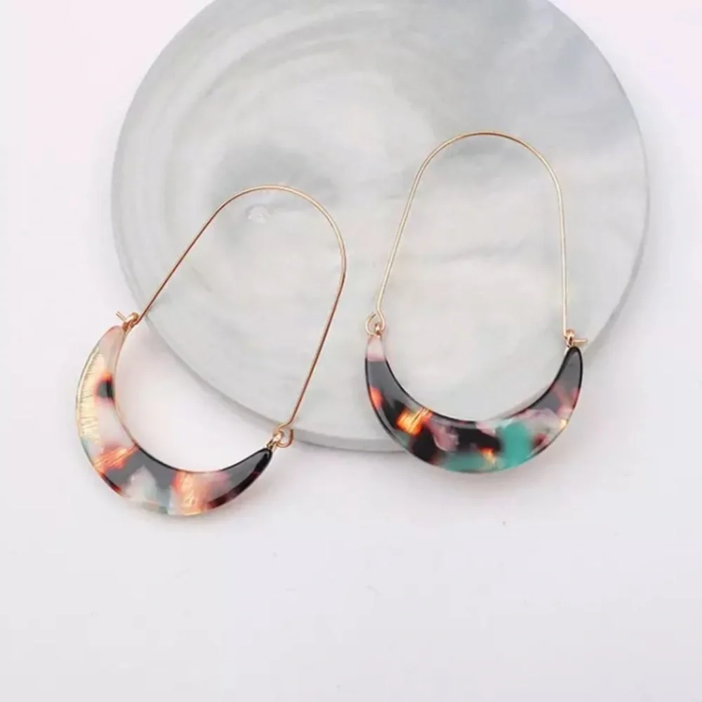 Dark Multicolor Tortoiseshell Cute Hoop Earrings - Picture 5 of 7